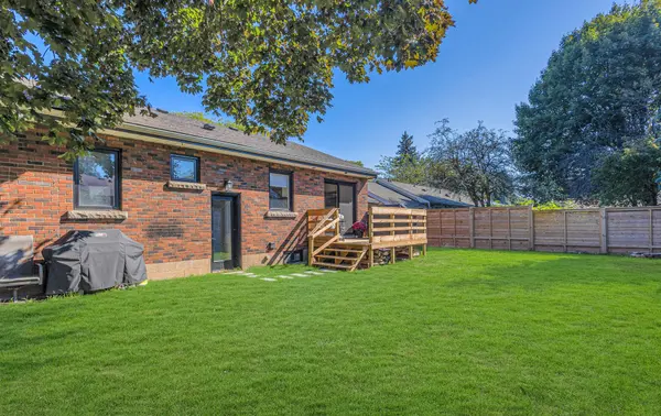 884 Eagle DR, Burlington, ON L7T 3A4