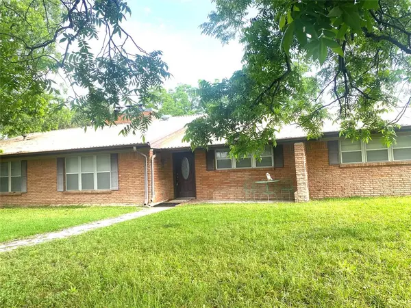 117 E Cypress Street, Cross Plains, TX 76443