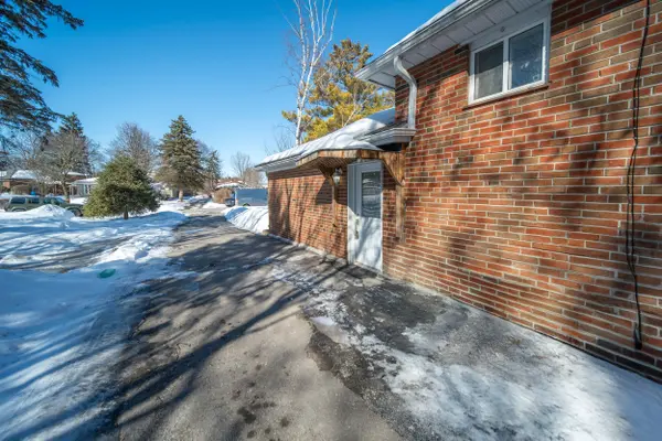 21 Huron CT, Aurora, ON L4G 2X7
