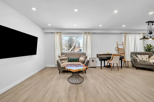 21 Huron CT, Aurora, ON L4G 2X7