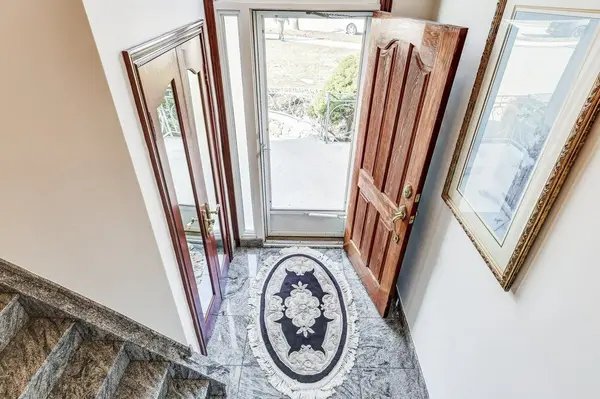 25 Rockbank CRES, Toronto W05, ON M9M 1L1