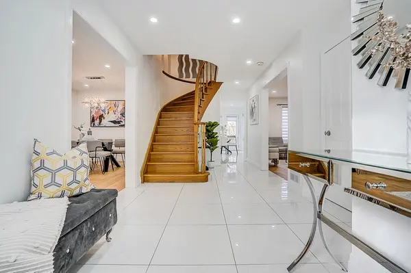 14 Prince DR, Bradford West Gwillimbury, ON L3Z 3B7