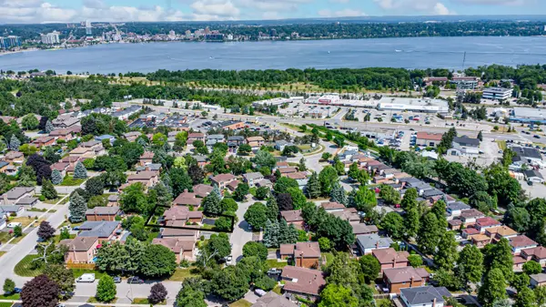 21 Autumn LN, Barrie, ON L4N 6G8