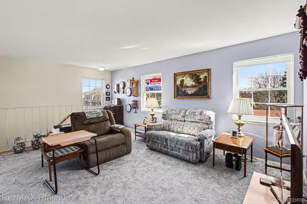 23588 N Rockledge, Novi, MI 48375