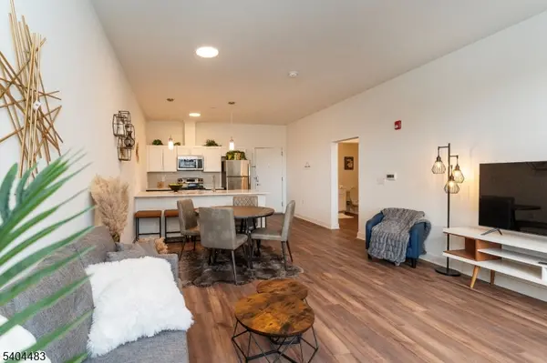 18 W Main St #301, Bound Brook Boro, NJ 08805