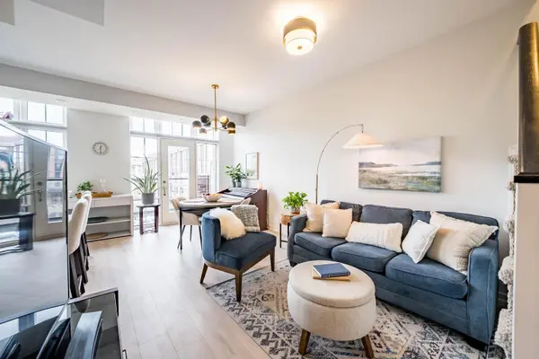 2 Linsmore PL #302, Whitchurch-stouffville, ON L4A 4T4