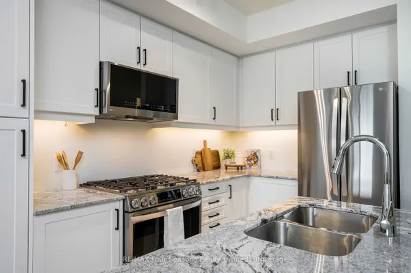 17 Spooner CRES #208, Collingwood, ON L9Y 1T3