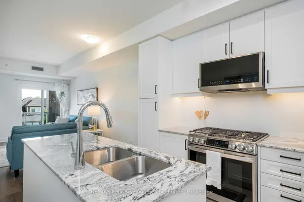 17 Spooner CRES #208, Collingwood, ON L9Y 1T3