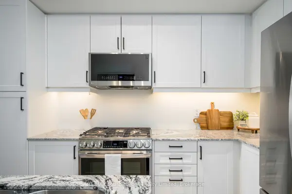 17 Spooner CRES #208, Collingwood, ON L9Y 1T3