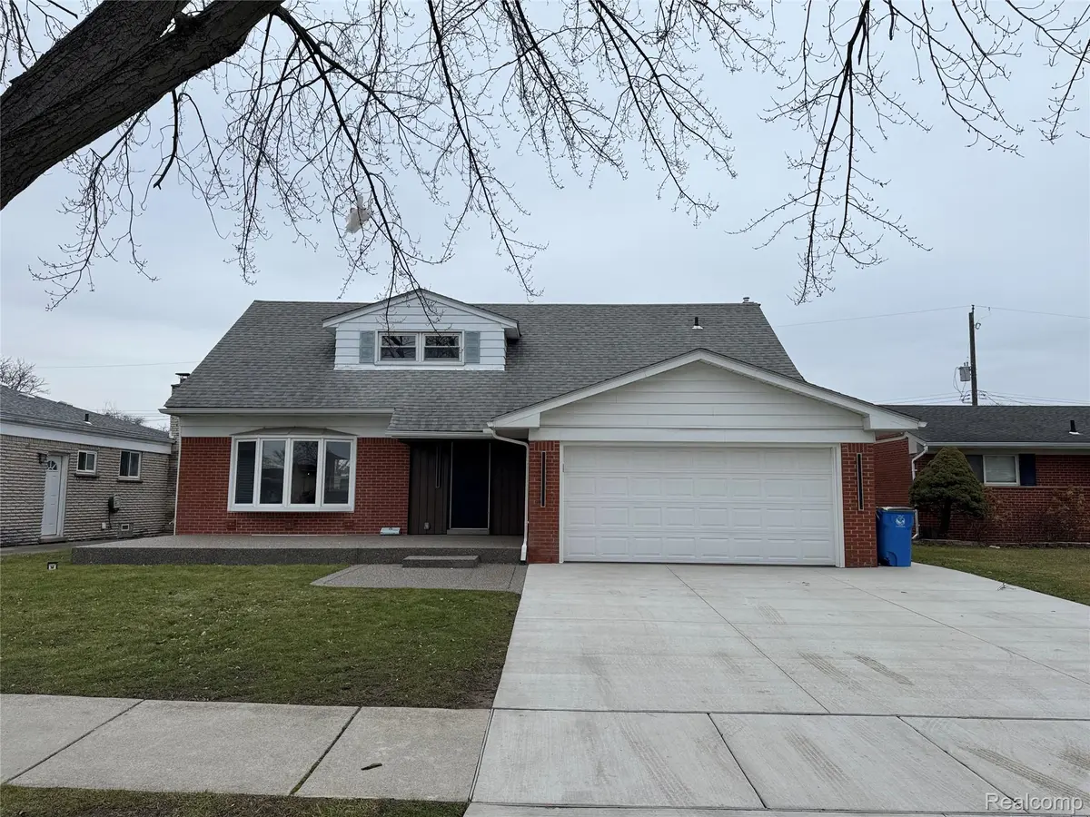 27204 Sheahan DR, Dearborn Heights, MI 48127