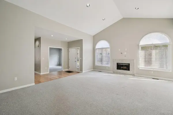 7366 Crackling Creek CIR #1, West Bloomfield Charter Township, MI 48322