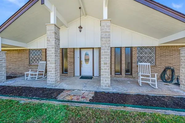 1075 Oak Ridge Drive, Oak Ridge, TX 75160