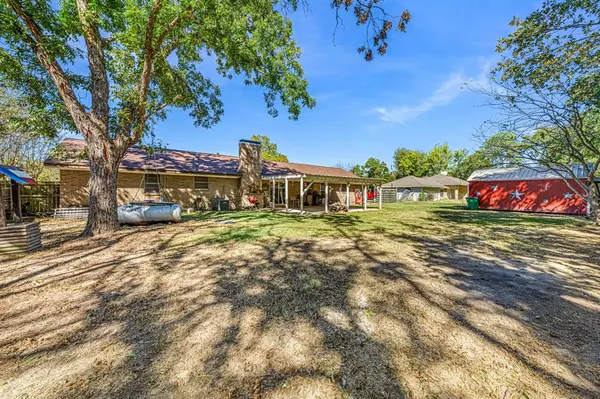 1075 Oak Ridge Drive, Oak Ridge, TX 75160