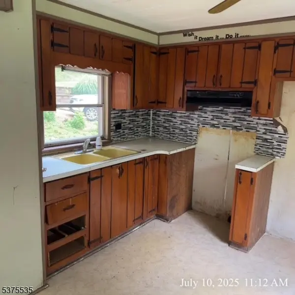 10 Timbercroft Rd, High Bridge Boro, NJ 08829