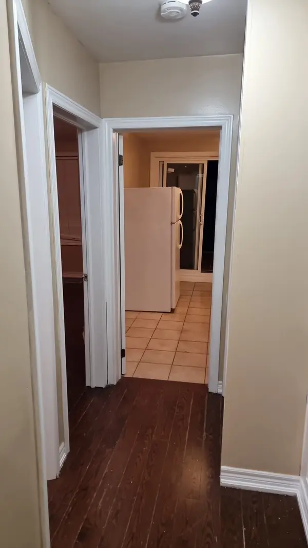 841 Runnymede RD #2nd Flr, Toronto W03, ON M6N 3W1