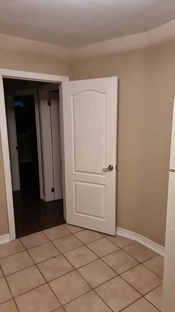 841 Runnymede RD #2nd Flr, Toronto W03, ON M6N 3W1