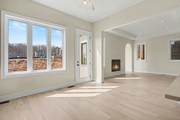 1236 QUEENS PLATE RD W, Oakville, ON L6M 5M3