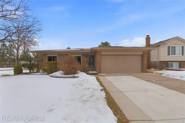 38222 Pinebrook DR, Sterling Heights, MI 48310