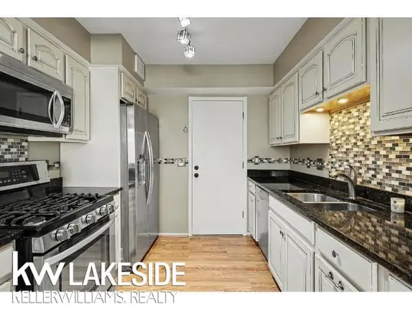 1568 Brentwood DR, Troy, MI 48098