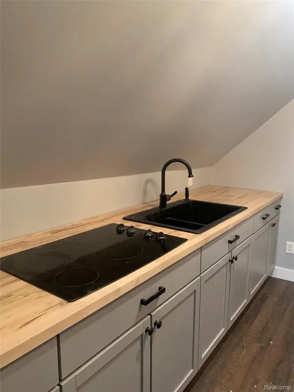 132 Pilgrim ST #Studio 3rd Floor, Highland Park, MI 48203