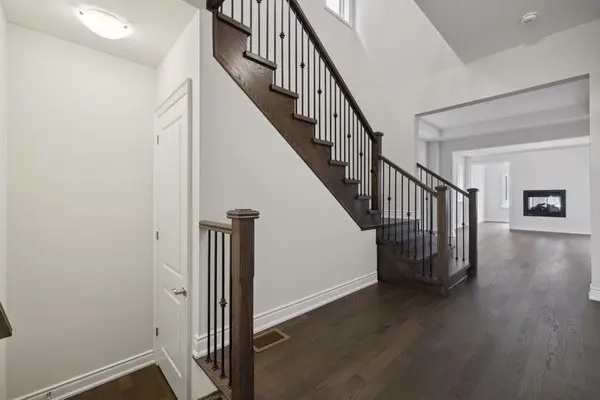 1367 Wheat Boom DR, Oakville, ON L6H 7G1