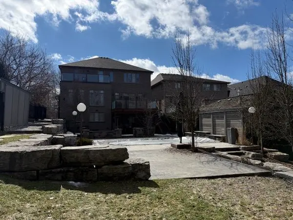 211 Tollgate DR, Hamilton, ON L9G 5C8