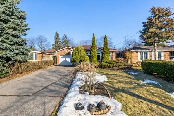 39 Deerford RD, Toronto C15, ON M2J 3H9
