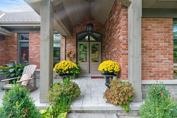 10007 Jenna RD, Lambton Shores, ON N0M 1T0