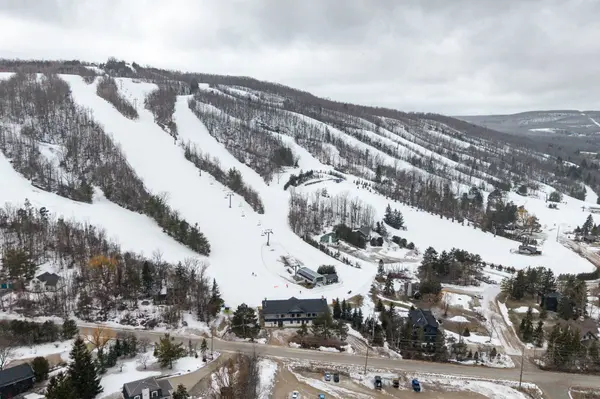 26 Oslerview DR, Clearview, ON L9Y 3Y9