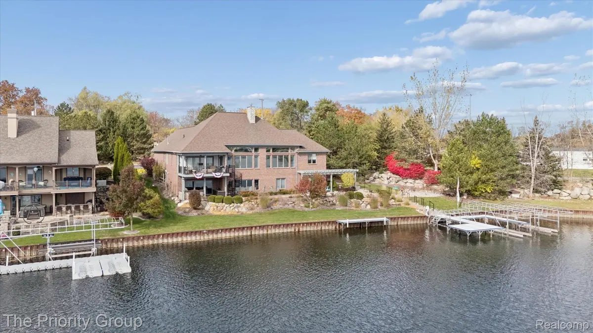 11467 Bay Shore DR, Fenton, MI 48430