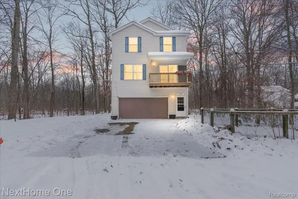 10128 Elmira ST, Hamburg Township, MI 48169