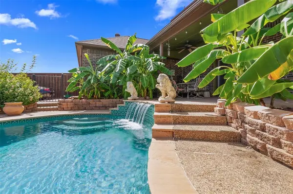 2713 Water Oak Drive, Grand Prairie, TX 75052