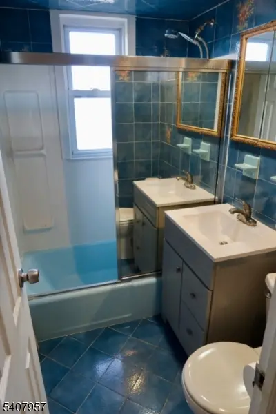 33 Fournier Crescent, Elmwood Park Boro, NJ 07407