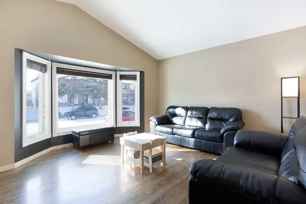 28 Cedardale RD SW, Calgary, AB T2W 5G5