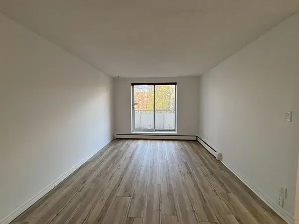 893 Concession ST #106, Hamilton, ON L8V 1E7