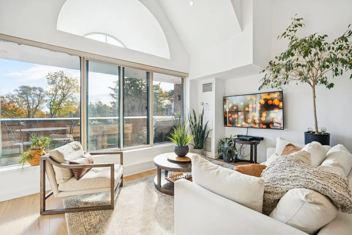 185 Robinson ST #PH08, Oakville, ON L6J 7P6