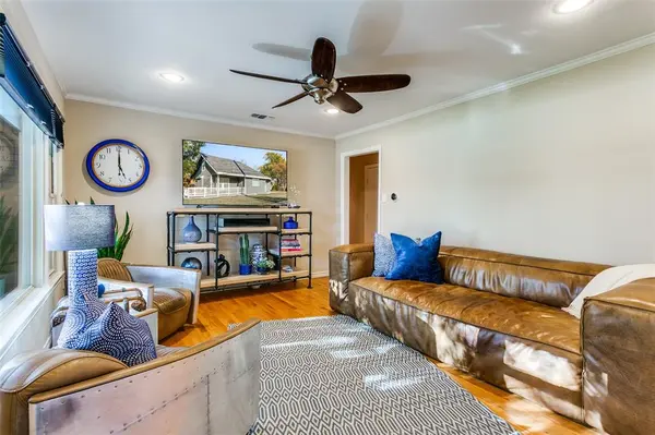 318 Ruth Street, Grapevine, TX 76051