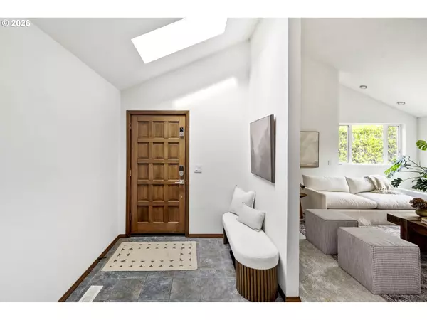 West Linn, OR 97068,4040 KENTHORPE WAY