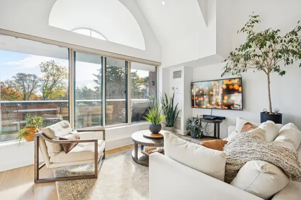 185 Robinson ST #PH08, Oakville, ON L6J 7P6