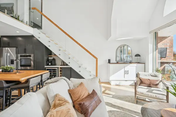 185 Robinson ST #PH08, Oakville, ON L6J 7P6