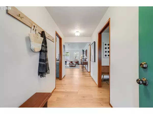 Silverton, OR 97381,160 S CENTER ST