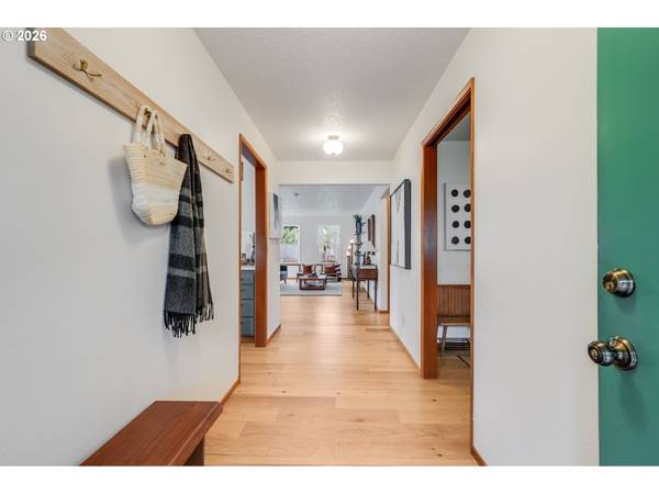 160 S CENTER ST, Silverton, OR 97381