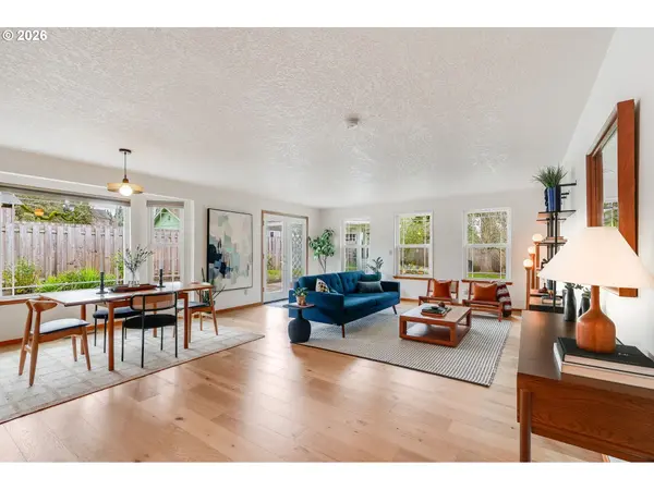 160 S CENTER ST, Silverton, OR 97381