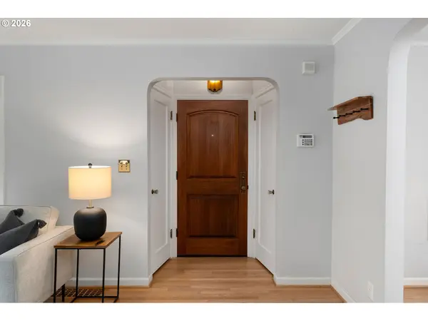 8675 SW FAIRWAY DR, Portland, OR 97225