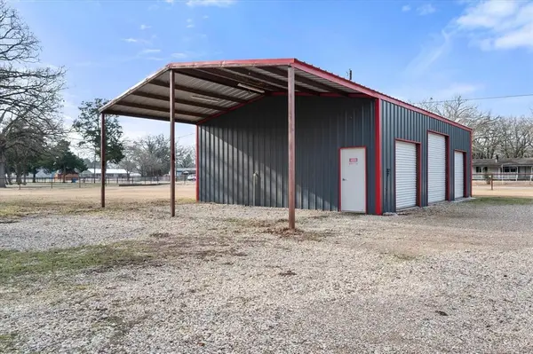 330 Southern Oaks Drive, Streetman, TX 75859