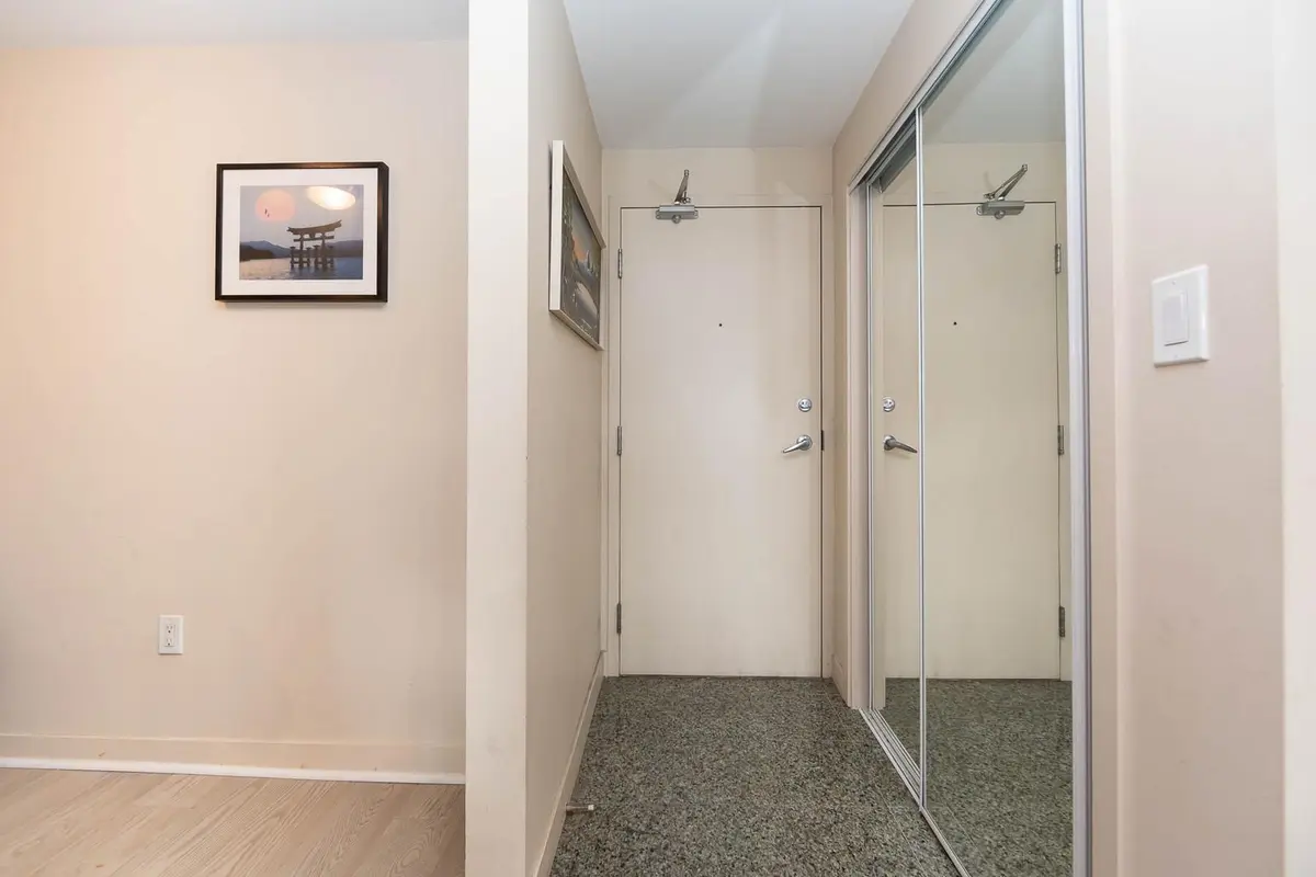 10 Navy Wharf CT #1008, Toronto C01, ON M5V 3V2