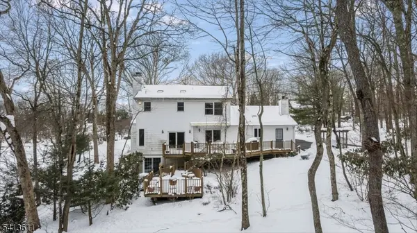 4 Woods Ave, Stanhope Boro, NJ 07874