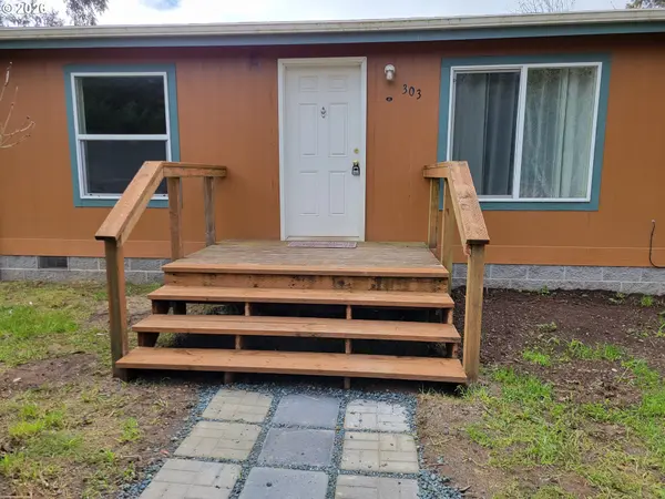 303 13TH ST SW, Bandon, OR 97411