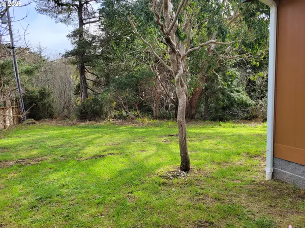 303 13TH ST SW, Bandon, OR 97411