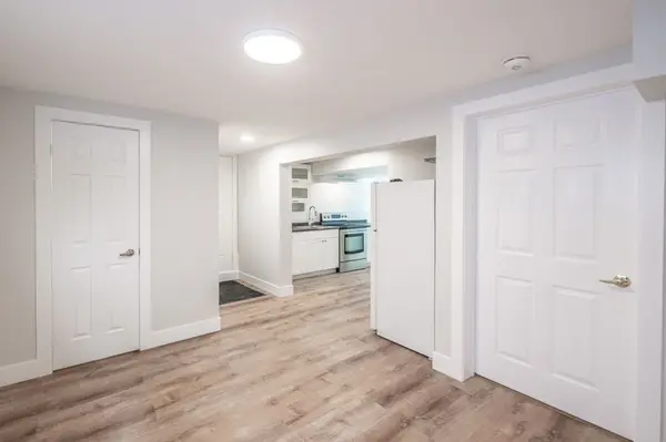 31 Finlay RD, Barrie, ON L4N 7T8